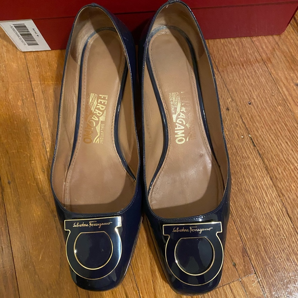 Lady’s navy patent leather 1.5 inches hell shoes